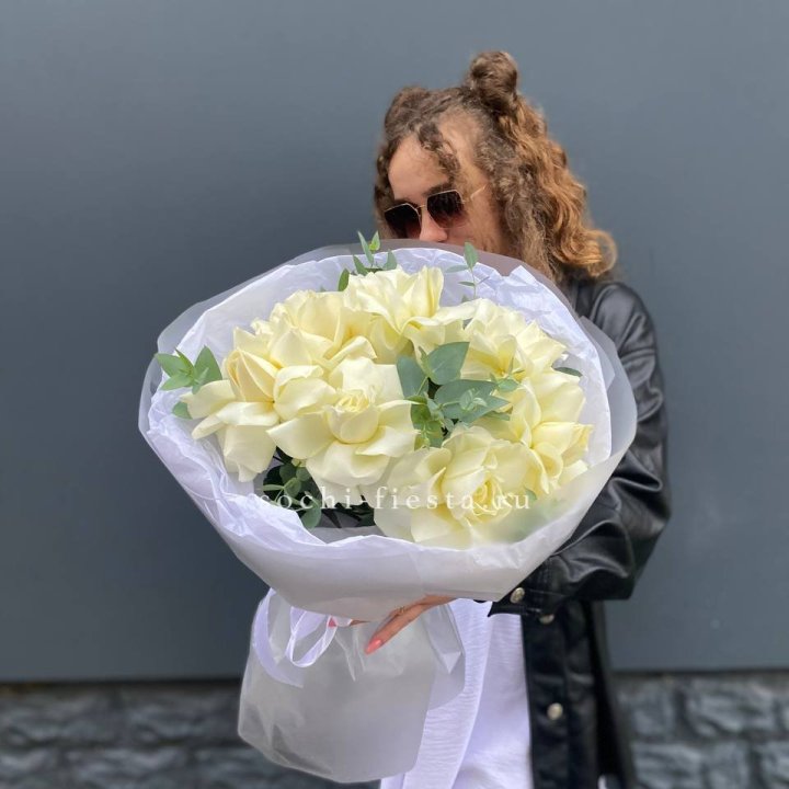 7 Белых французских роз  в Астрахани