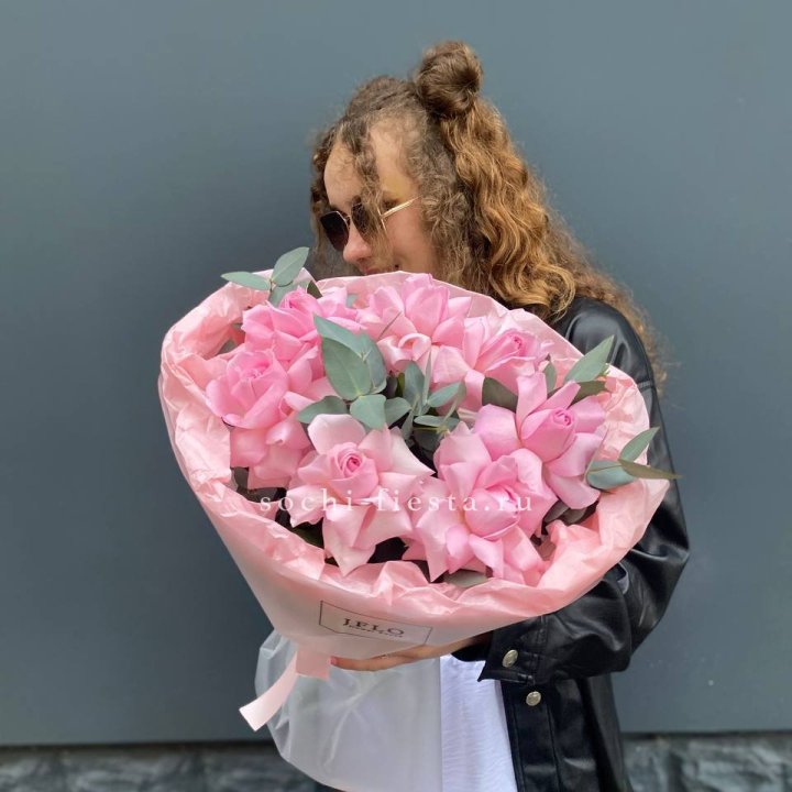 7 розовых роз в Астрахани