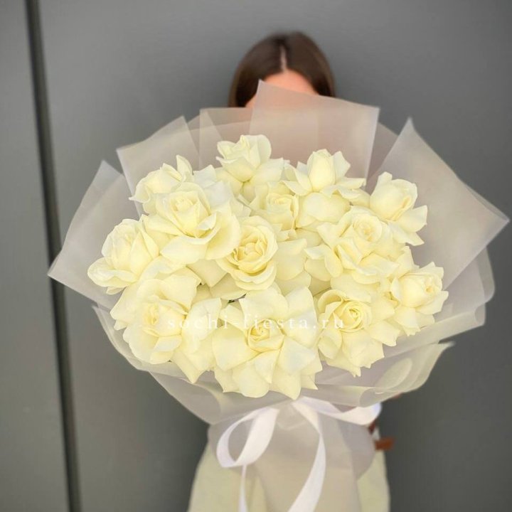 13 белых роз в Астрахани