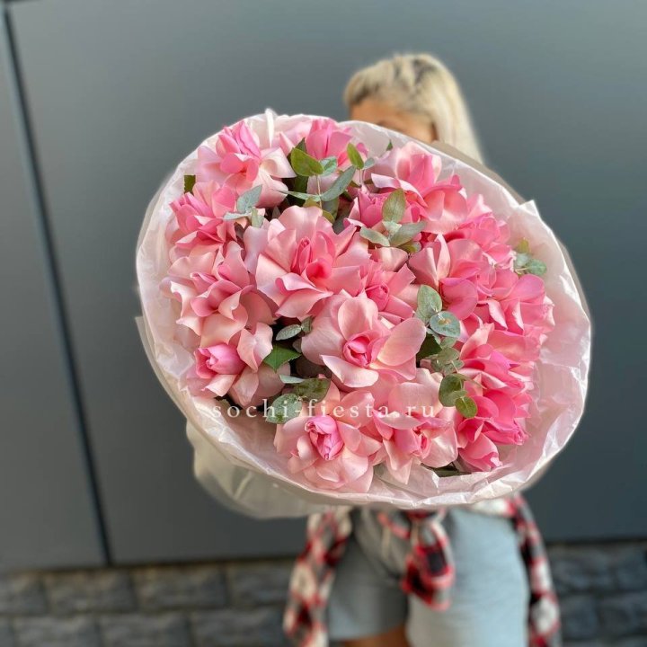 17 розовых роз в Астрахани