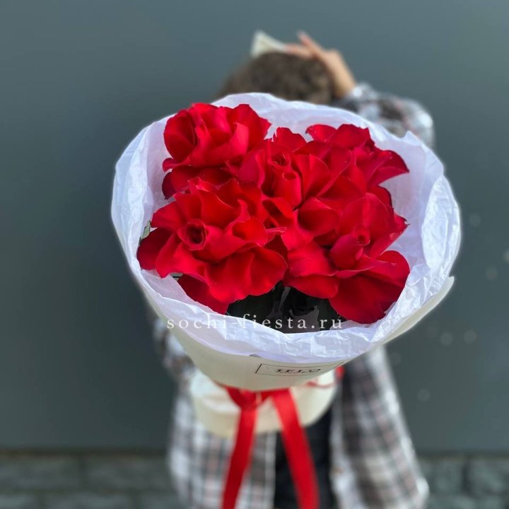 5 французских красных роз в Астрахани