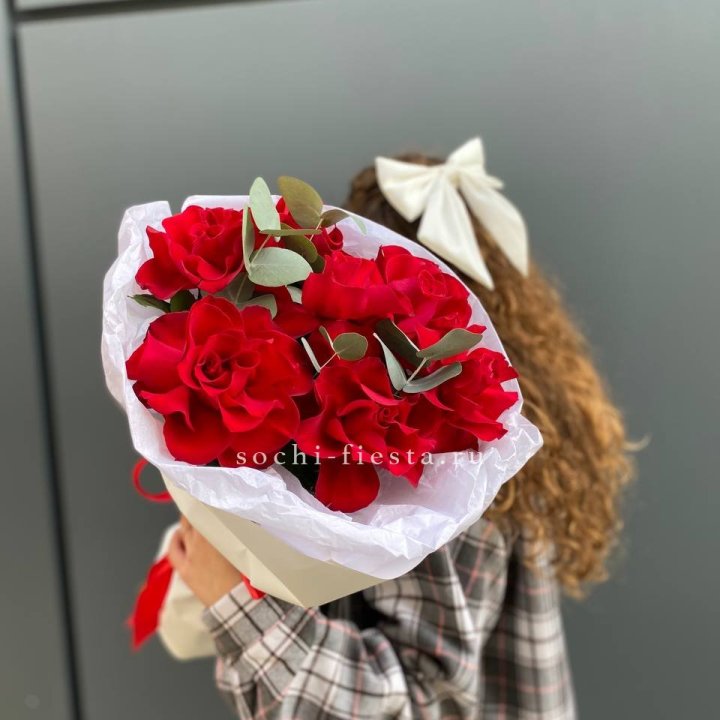 7 красных французских роз в Астрахани