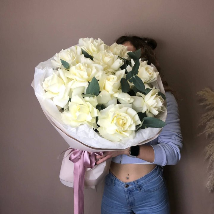 11 Белых французских роз "Вайт найс" в Астрахани