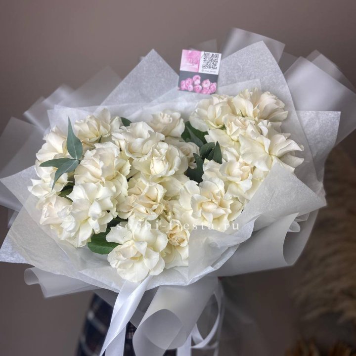 21 французских роз с эвкалиптом в Астрахани