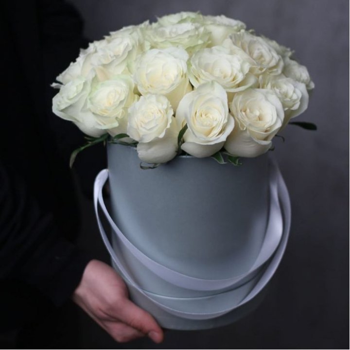 15 белых роз в цилиндре в Астрахани