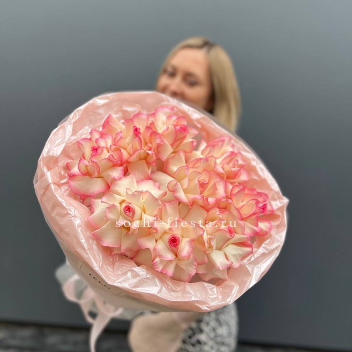 9 французских роз Джумилия в нежном оформлении в Астрахани