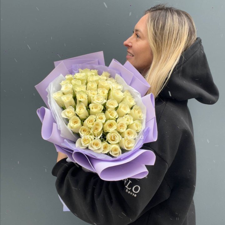 51 белая кенийская роза в оформлении в Астрахани