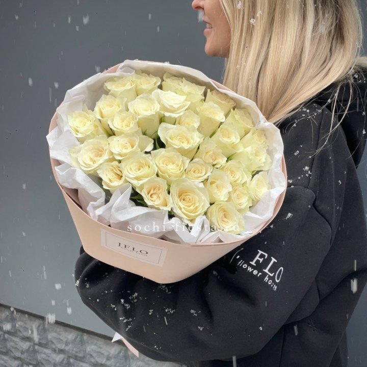 31 белая роза в оформлении в Астрахани