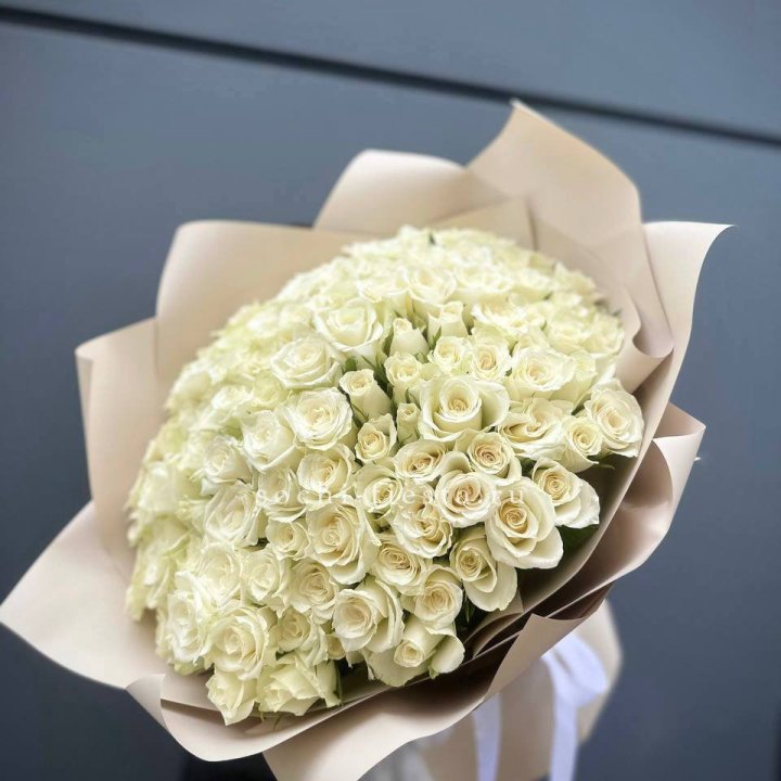 101 белая роза Атена в Астрахани