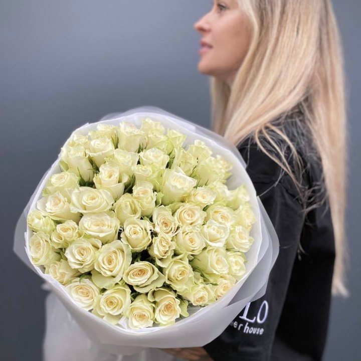 Воздушный букет из 51 белой кенийской розы в Астрахани