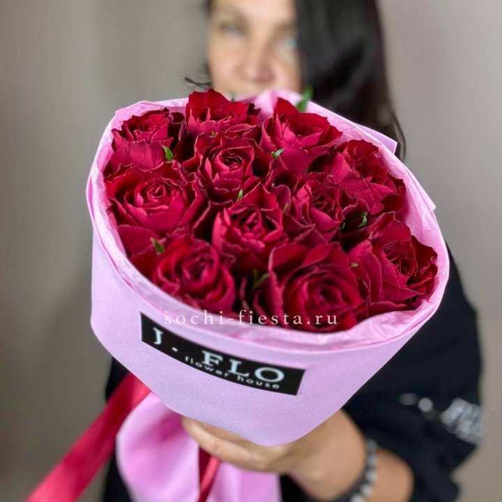11 красных роз мадам ред в Астрахани