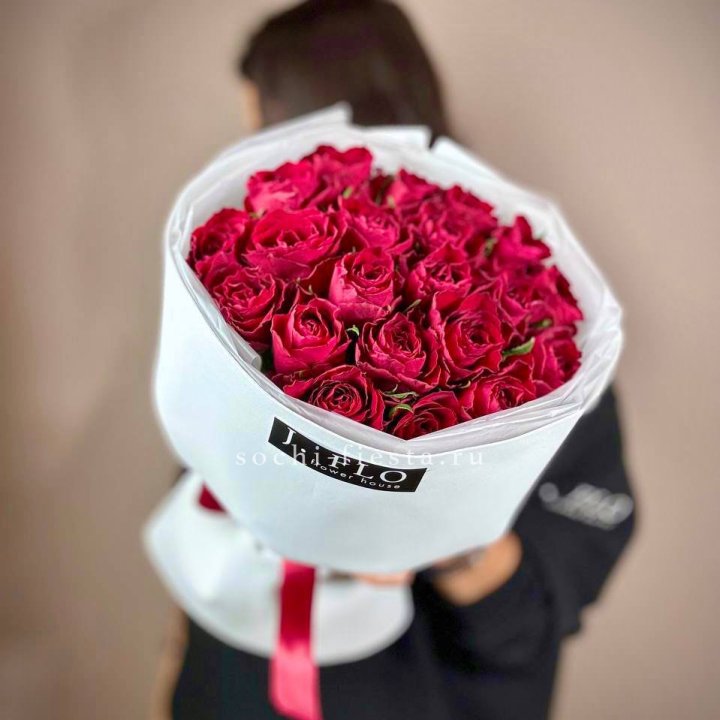 Букет красных роз мадам ред в Астрахани