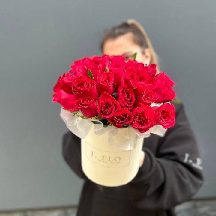 27 кенийских роз в боксе в Астрахани