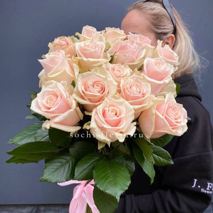 15  кремовых высоких роз в Астрахани
