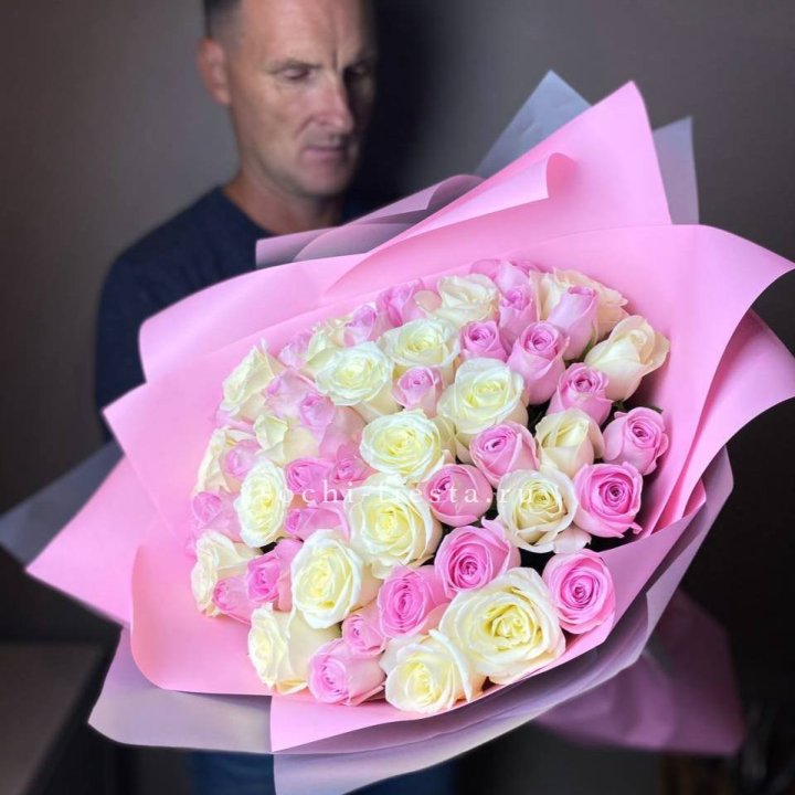 51 белых и розовых роз в Астрахани