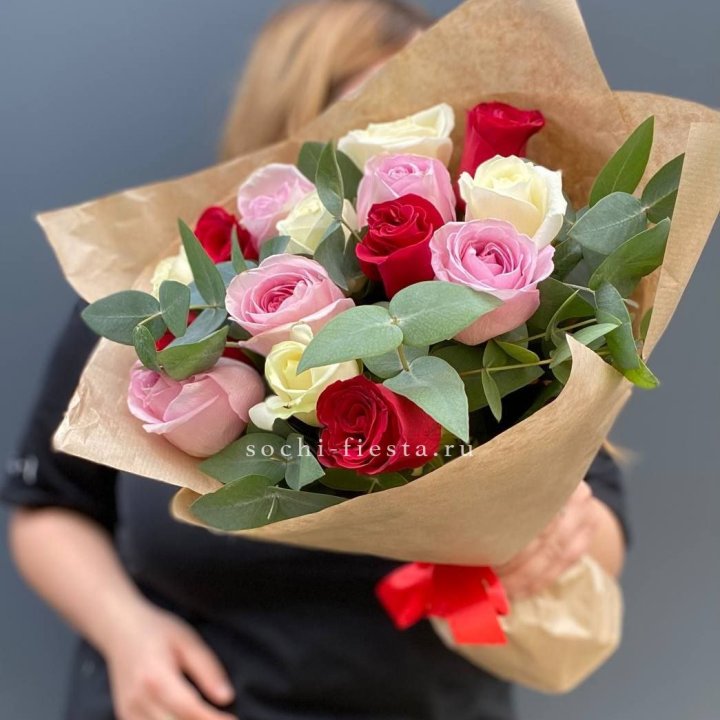 Букет из 15 роз с эвкалиптом в Астрахани