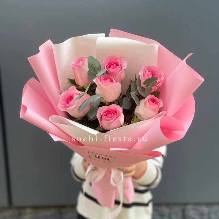 7 роз с эвкалиптом в Астрахани