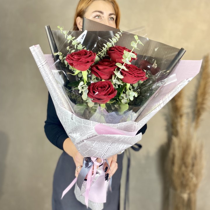 5 красных роз в Астрахани
