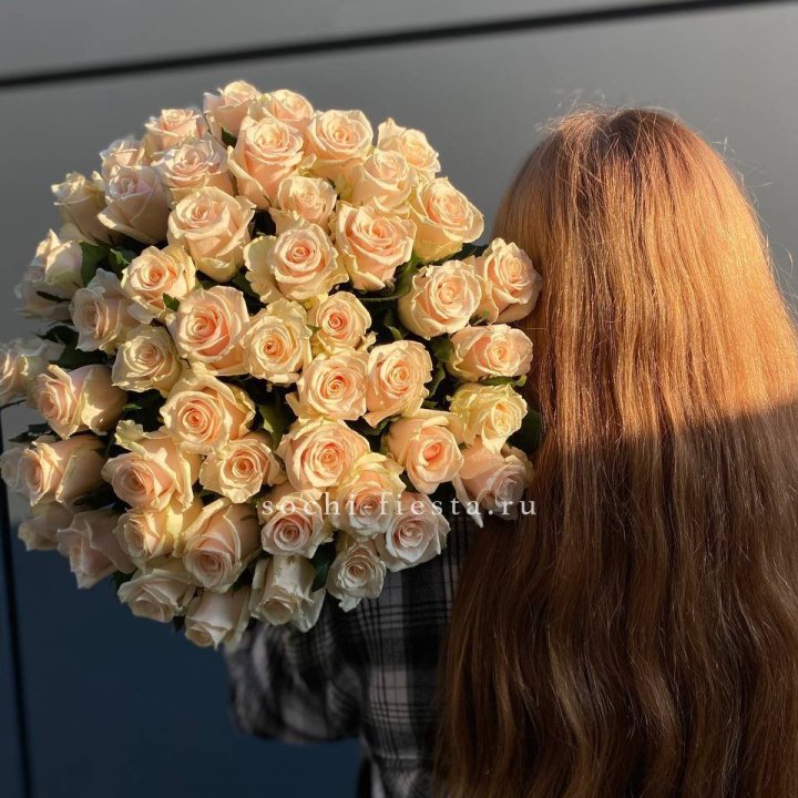 Охапка кремовых роз в Астрахани