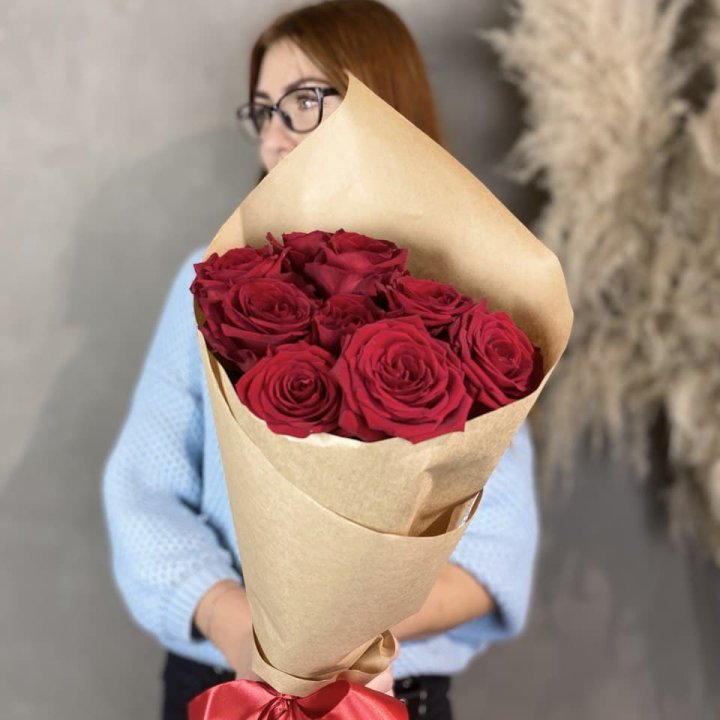 9 красных роз в крафте в Астрахани