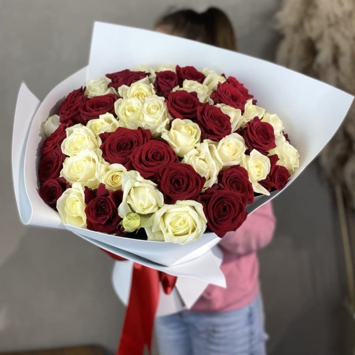 51 красная и белая роза в Астрахани