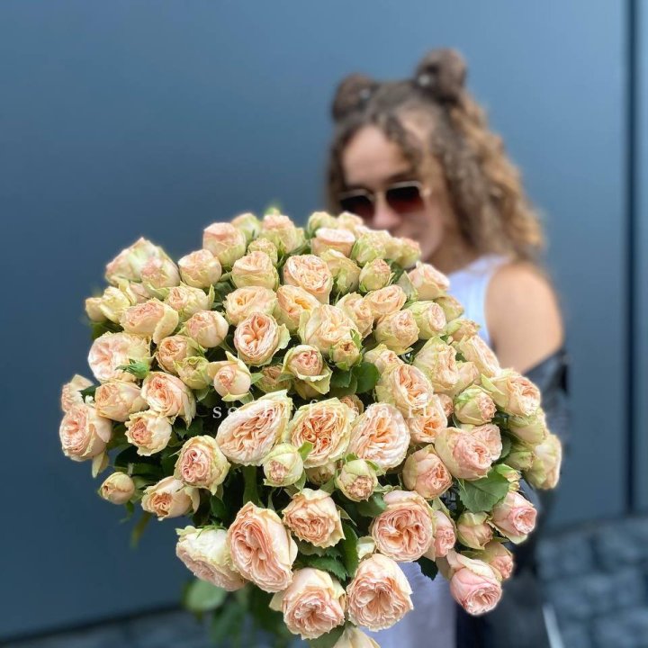 25 пионовидных роз в Астрахани