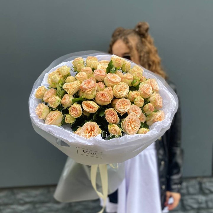 15 пионовидных роз в Астрахани