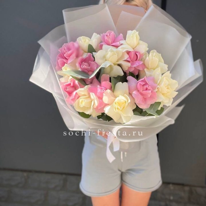 15 бело-розовых роз в Астрахани