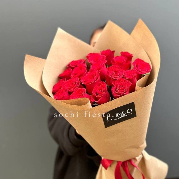 19 красных роз в крафте в Астрахани