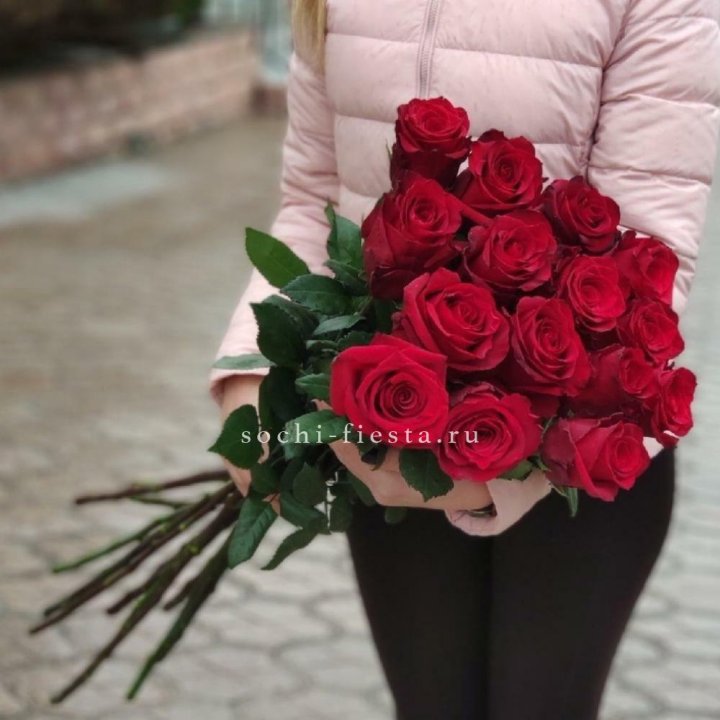 15 высоких красных роз в Астрахани