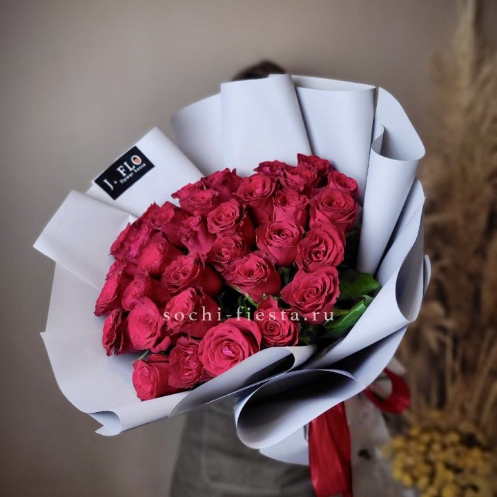 Красные розы 33 шт в Астрахани