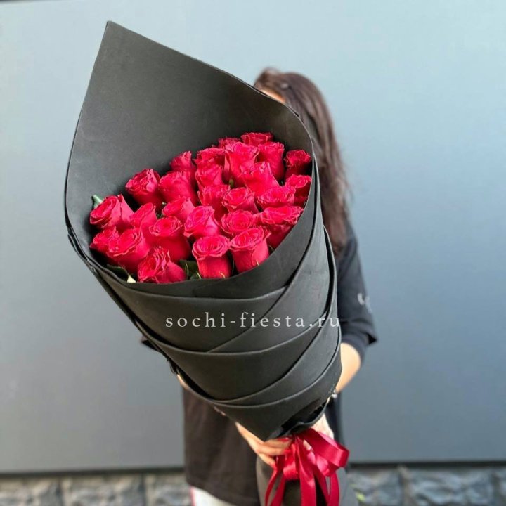25 высоких красных роз в Астрахани