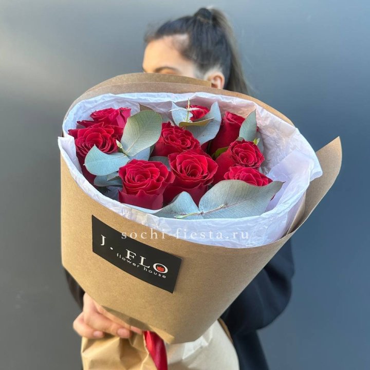 9 роз с эвкалиптом в Астрахани