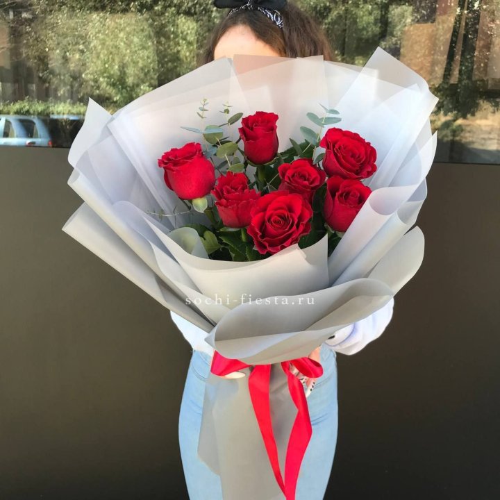7 красных роз с эвкалиптом  в Астрахани