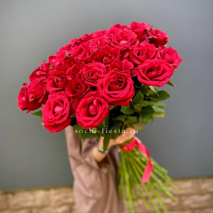 51 высокая красная роза в Астрахани
