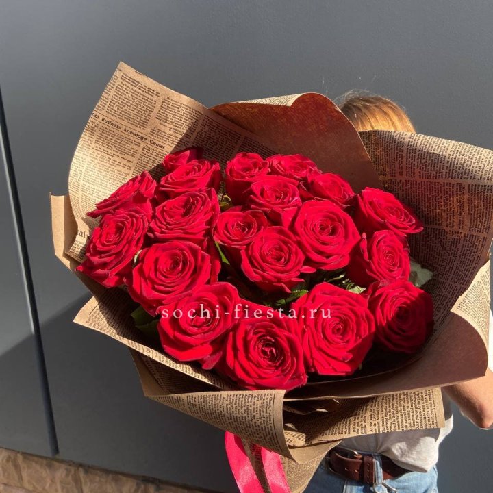 19 красных роз Леди Крафт в Астрахани