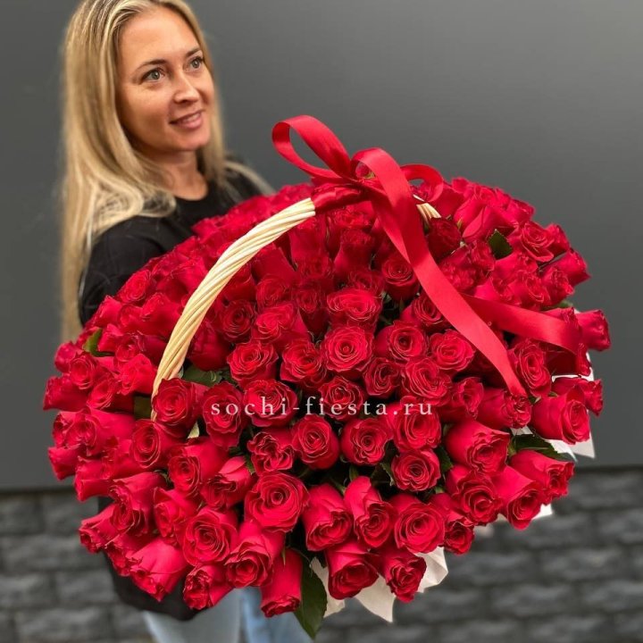 151 красная  роза в корзине в Астрахани