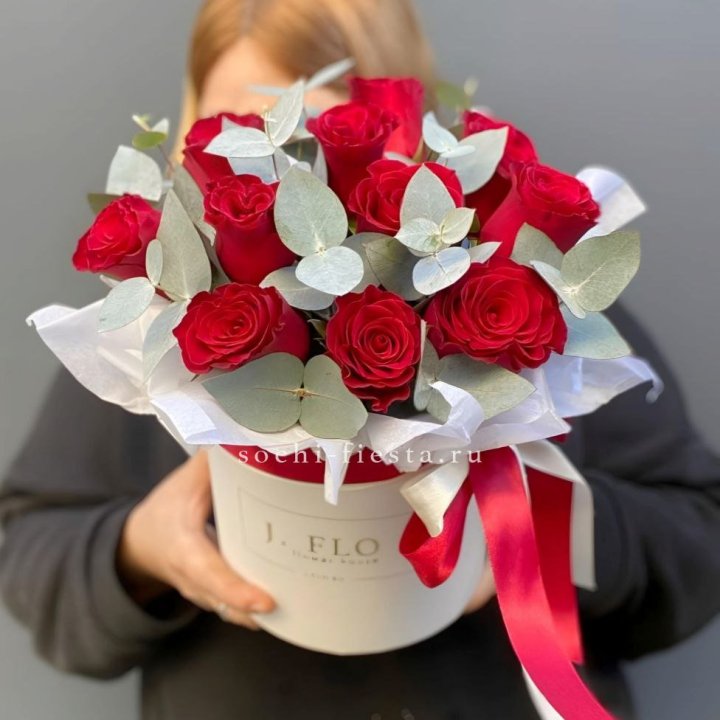 11 роз в шляпной коробке в Астрахани