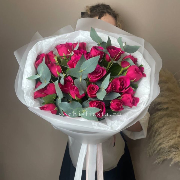 25 малиновых роз с эвкалиптом в Астрахани
