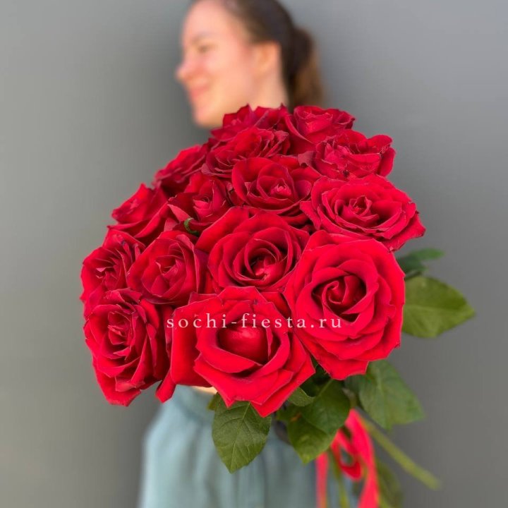 15 красных роз под ленту в Астрахани