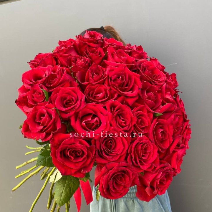 35 красных роз под ленту в Астрахани