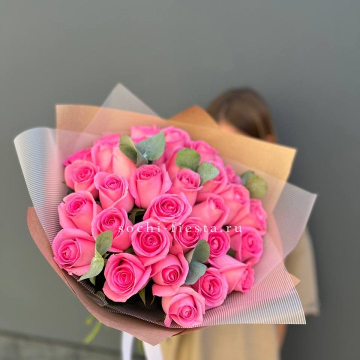 31 розовая роза с эвкалиптом в Астрахани