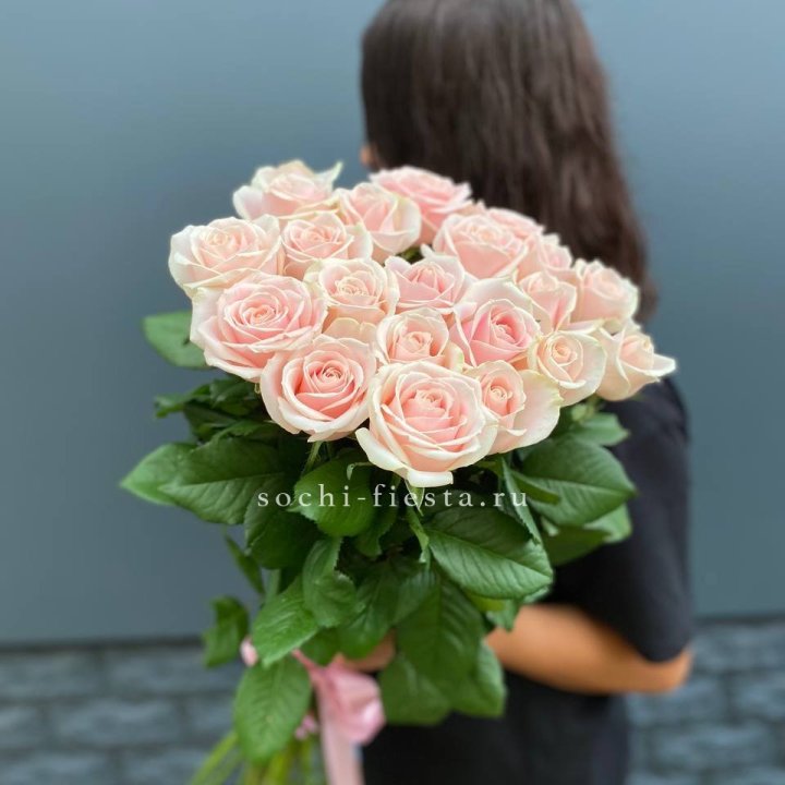 Высокие розовые розы в Астрахани