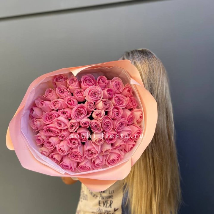 55 розовых роз в Астрахани