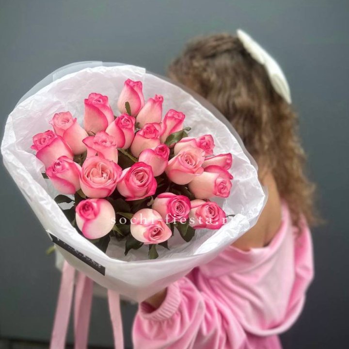 21 розовые розы Венди  в оформлении в Астрахани