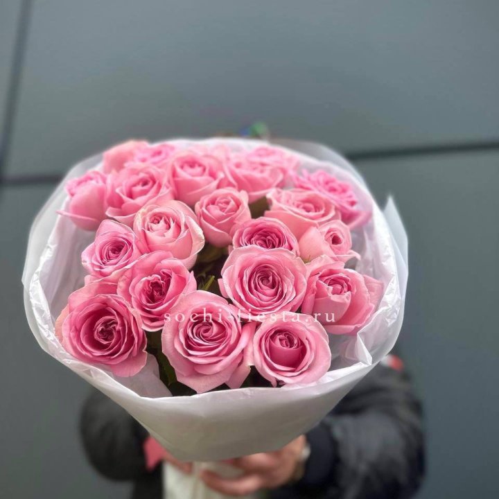 21 Розовая роза в белом в Астрахани