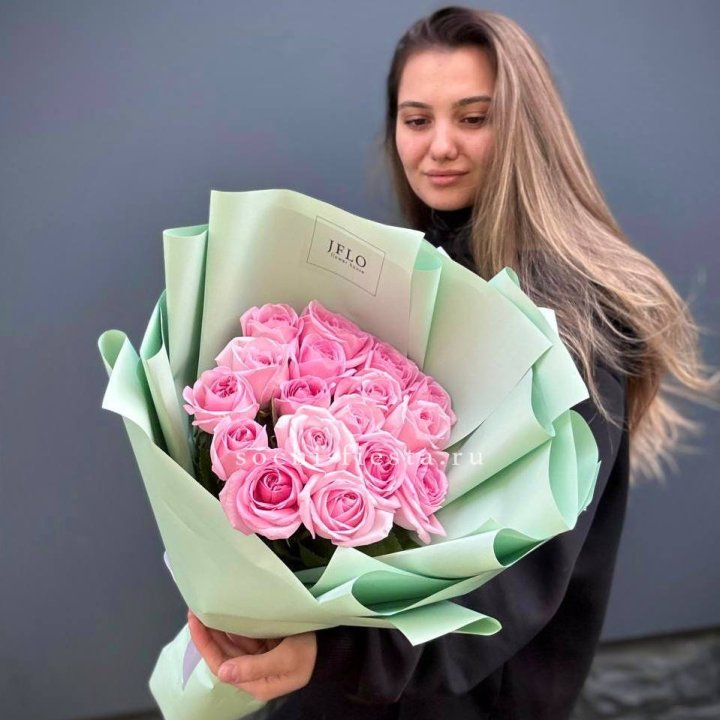 17 розовых роз в Астрахани