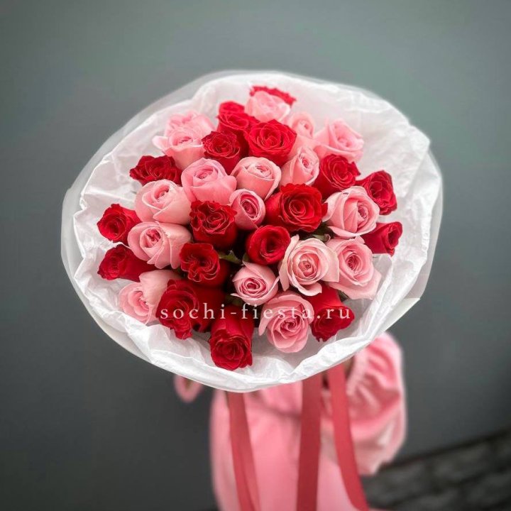 Букет красных и розовых 35 роз в Астрахани