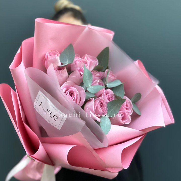 15 Розовых роз с эвкалиптом в Астрахани