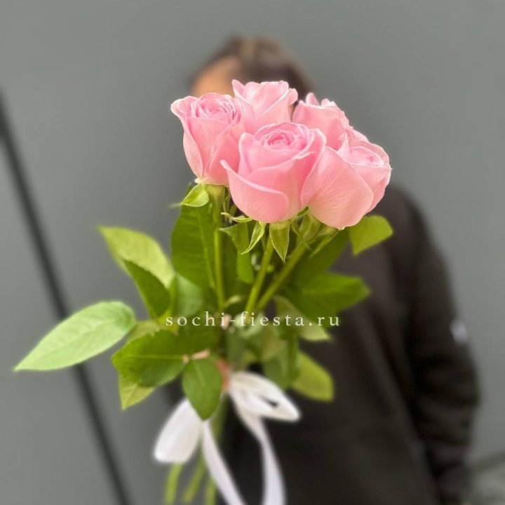 Букет 5 розовых роз  в Астрахани